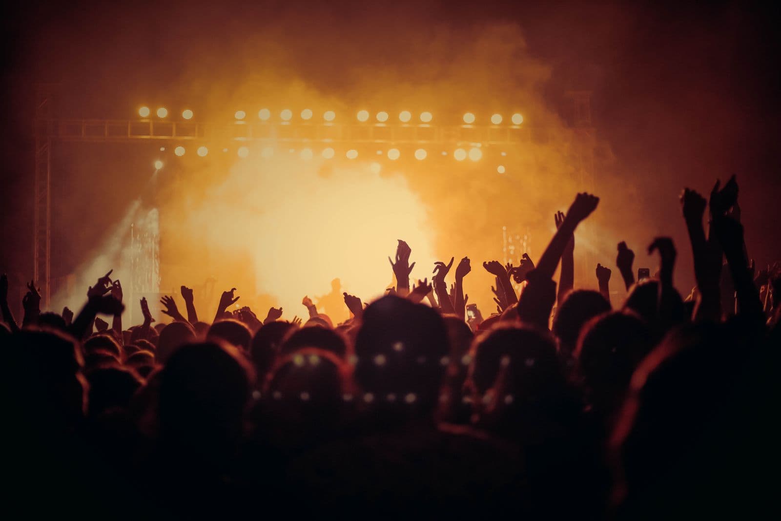 Concert — public en lumière dorée